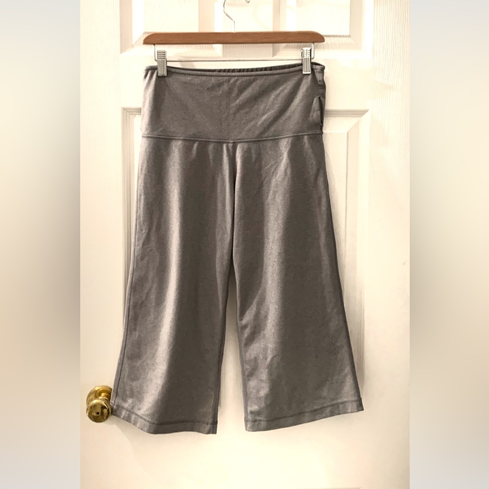 Lululemon yoga wide leg cropped pants used and in good condition, sanitized